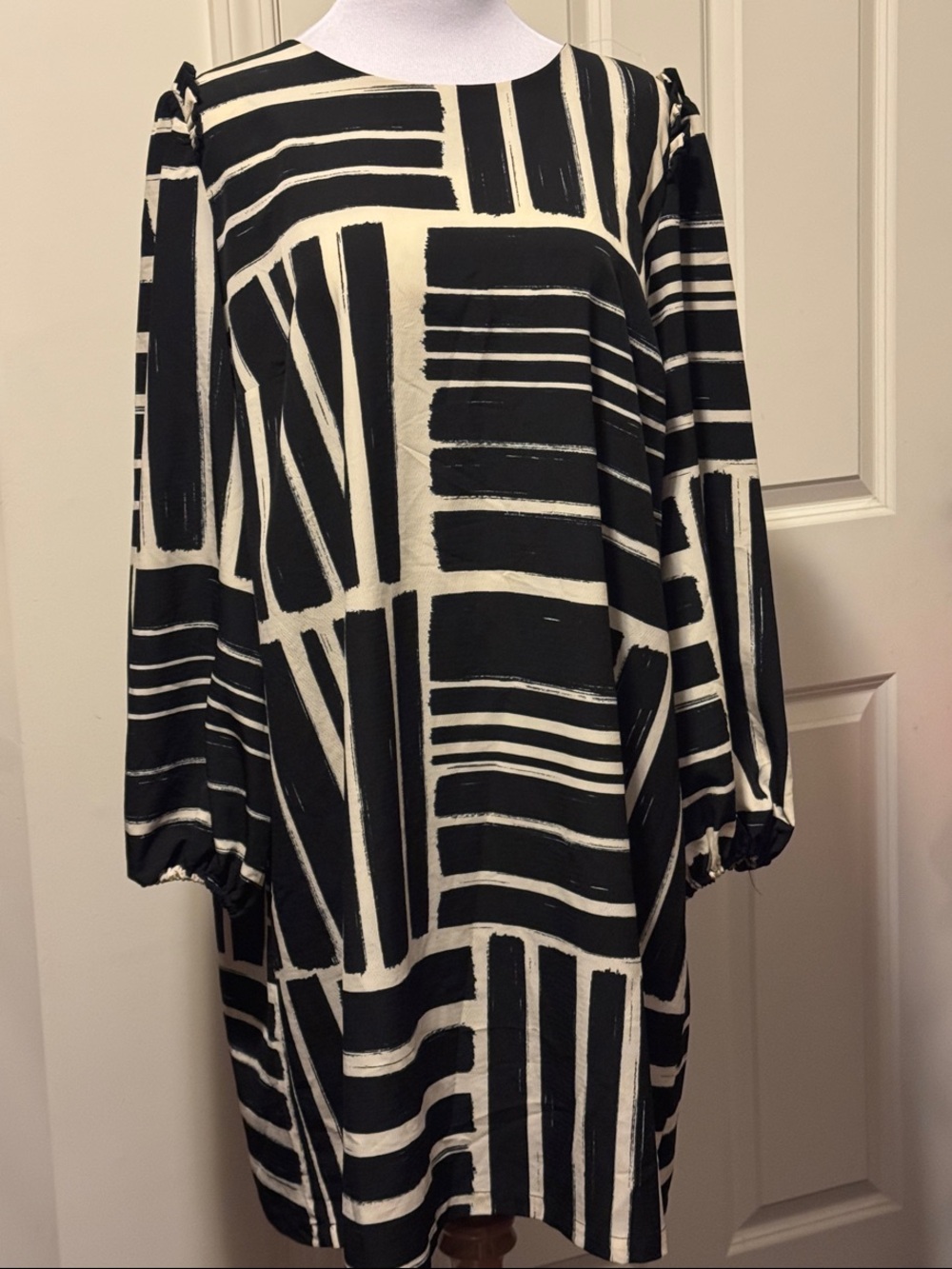 Eloquii Black and White Geometric Long-Sleeve Shift Dress